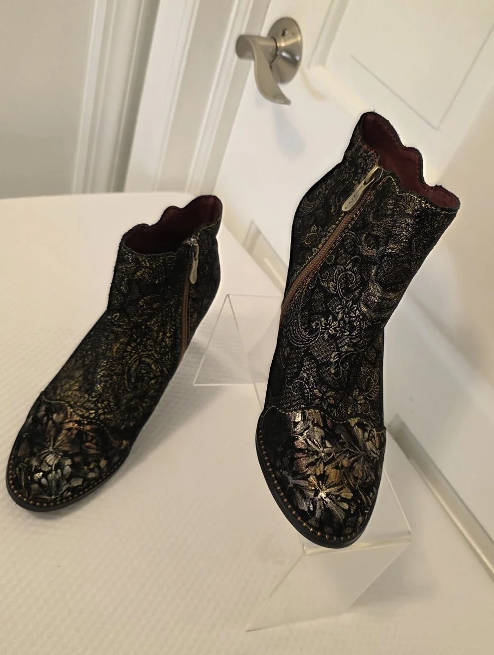 L'Artiste Smokinhot Black & Gold Brocade Ankle Booties with Side Zip Size 39/8.5